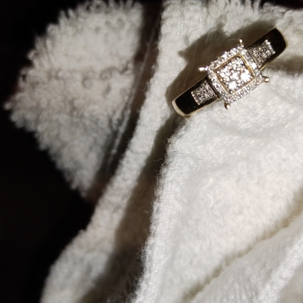 A real and official diamond ring , Size 8 , Gold💛🧡